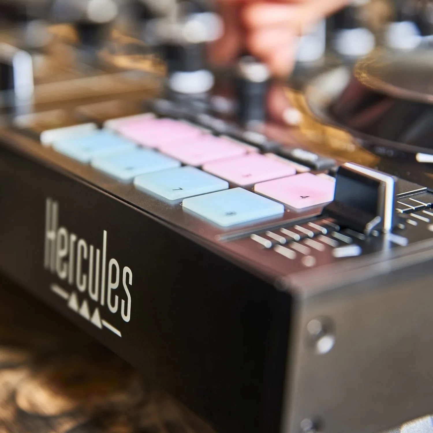 Hercules DJControl Inpulse 500 DJ Mixer - Image 6