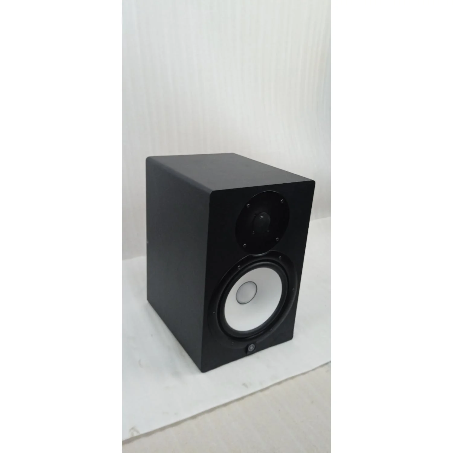 Yamaha HS8 Powered Studio Monitor Speaker - Single - Open Box B Stock - Image 4